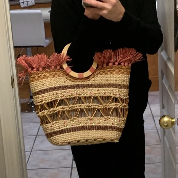 Sondra Roberts Coral Straw Woven Wood Ring Handle Beach Bag with Fringes - Picture 7 of 16